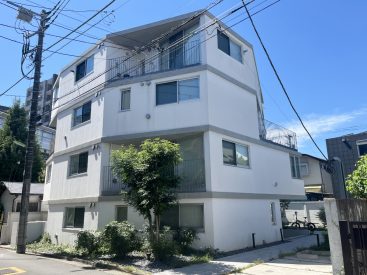 2017年築のマンション。植栽に囲まれ、駐輪場・駐車場も敷地内にあります。
