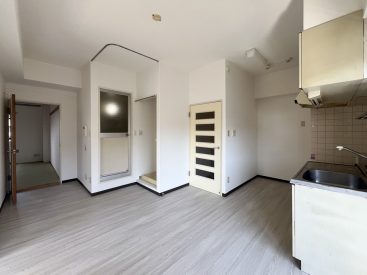 築古ですが清潔感があり、3面採光で明るく通気が良いのが特徴です。