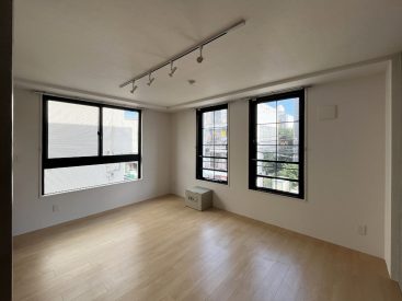 LDKは窓がふたつ。気持ちよく日差しと風が入ります。