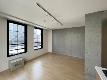 内装は木の存在を感じる床に一部分にはRC打ちっぱなし。