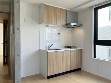 キッチンはLDの一角に。コンパクトな調理スペースです。