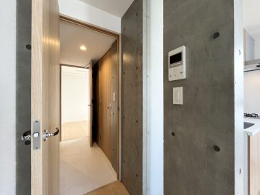扉の向こうは水まわりともうひとつの部屋。