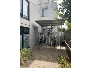駐輪場はエントランスの奥、敷地内にあります。