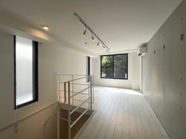 上下階に分かれた55.94m²の1LDK。