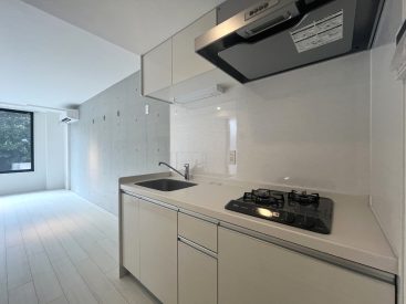 キッチンは居室の一角に。2口ガスコンロにシンクは従来より少し小さめです。