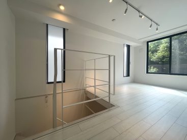 上階と下階と繋ぐ階段。