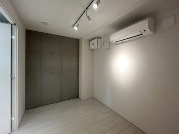 4.7帖の個室。エアコン完備で意外にも快適な空間。