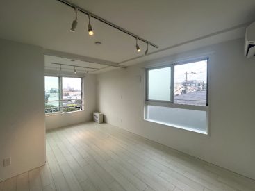 窓は南と西にふたつ。日中通した日差しと、西日を拝むことができます。