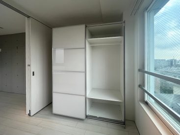備え付けの収納。内装に合ったデザインがグッド。