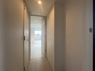 フラットなつくりの玄関。靴やさまざまなものが入れられる収納もひとつ。