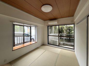 青々とした畳に木目のある出窓が温かな雰囲気。