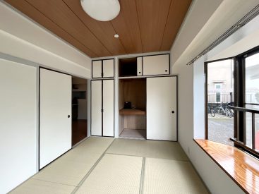 6畳和室、出窓のおかげで開放的。