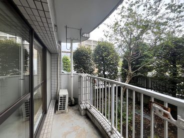 清々しい草木を横にしたバルコニー。