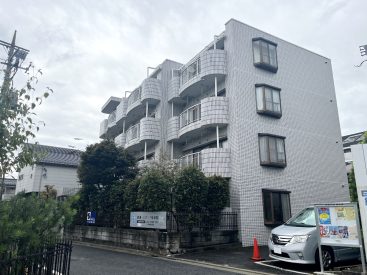 駅までは徒歩3分。すぐ横に京王線の踏切があります。