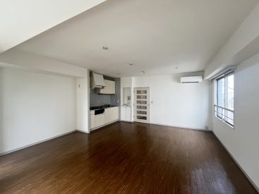 キッチンは空間の一角に。大胆な間取りで自由度のあるLDKです。