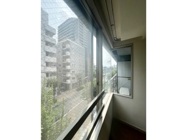 人や車が行き交う世田谷通りが見えます。