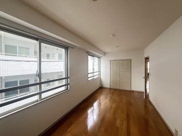 横に長く広い洋室。自由度の高い室内です。
