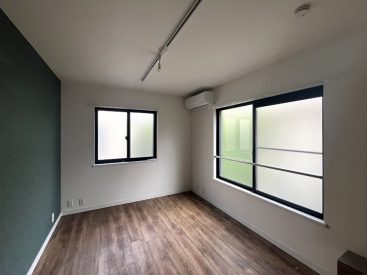 間取り図下の約6.23帖。ふたつの窓から日差しと植物が見えます。