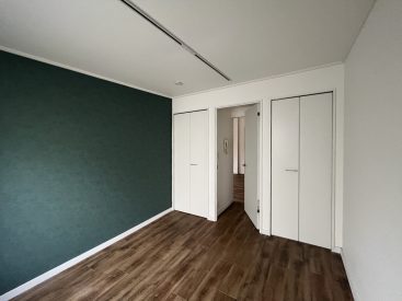 扉を挟んで収納がふたつ。こちらは白い扉の収納です。