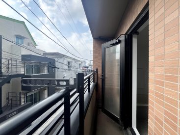浴室の窓の先はバルコニーになっています。