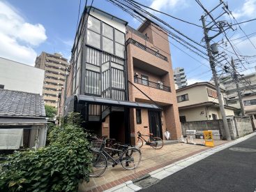 温かみのあるレンガ調のマンション。敷地内に駐輪場があります。