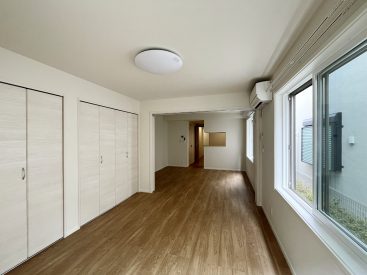 マットな質感の内装。濃いめの床と、明るい色合いの壁・天井ですっきりとした印象があります。