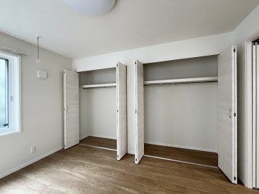 収納は寝室スペースにふたつ。