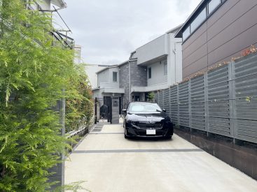 アプローチが長く、豊かな印象のアパート。オートロックもあり安心の住まいです。