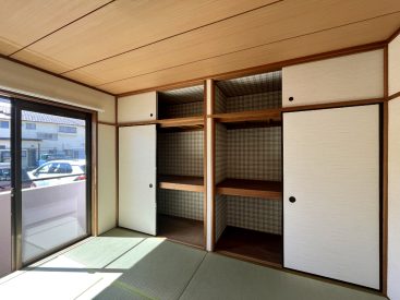 チェック柄がかわいい押し入れが壁一面に。