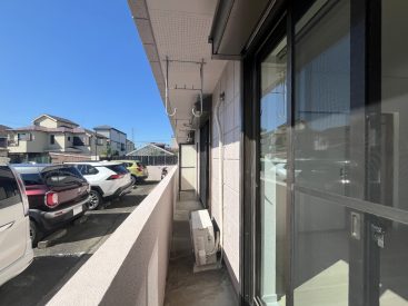 南向きのバルコニー。目の前は敷地内の駐車場です。