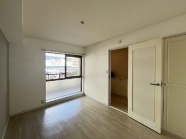 個室に使える6帖。こちらはグレーのアクセントクロス。
