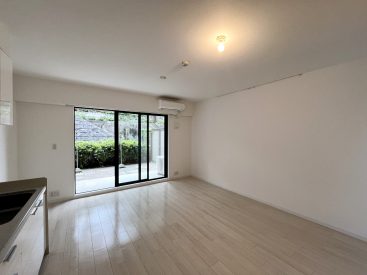 部屋は北東向き。窓の向こうにはバルコニー。