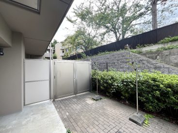 部屋と繋がるようにある広いバルコニー。