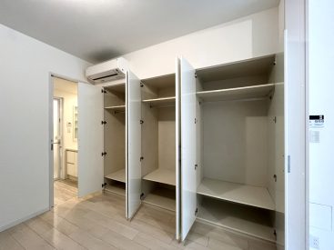 同じ大きさの収納が3個並んでいます。