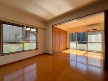 東向きで眩しい朝日が差し込みます。