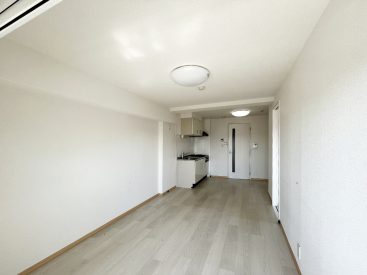 キッチンに立っていても窓の外が感じられるくらい。日差しに包まれた部屋です。