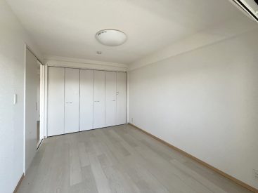 4階の日差しの恩恵で日中でもこの明るさ。