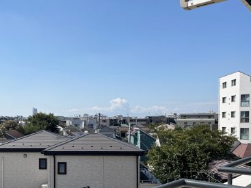 遠くには富士山あたりの山々も見えます。