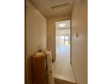 玄関には大きなクローゼットがひとつ。