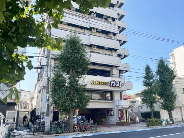 マンションは世田谷通り沿いに位置しています。