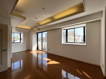最上階3階の角部屋。広く上品な住まいです。