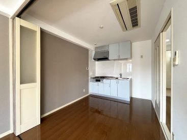 ジャバラ扉を開けば、キッチンだけの空間にも。