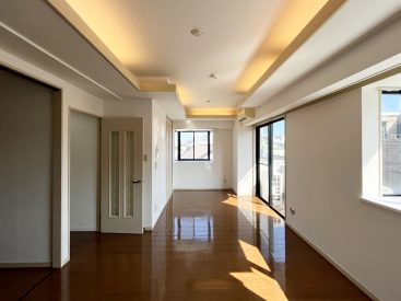 日差しと間接照明のすてきなリビングです。