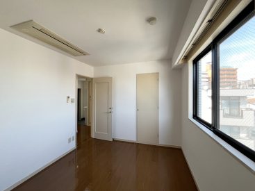 エアコンが天井埋め込みですっきりとした印象の室内。