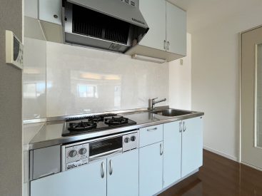 ライトブルーカラーのキッチン。収納は大容量です。