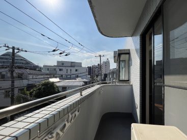 南と東から日差しが差し込むバルコニー。下は道路ですが交通量は少ないです。