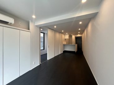 約14帖のLDK。玄関からはじまり、窓辺までまっすぐ広がったつくりのお部屋です。