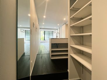 玄関からすぐに居室が始まります。オープンなシューズボックスに姿見も。
