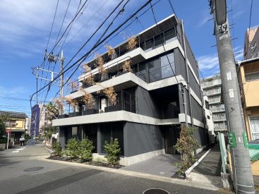 2025年7月築のマンション。外観も黒と明るいカラーのコントラストです。