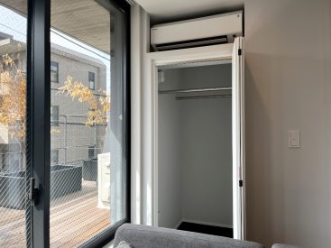 クローゼットはLDKの一角に。奥行きのあるものです。